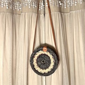 Round rattan/wicker purse w/leather strap